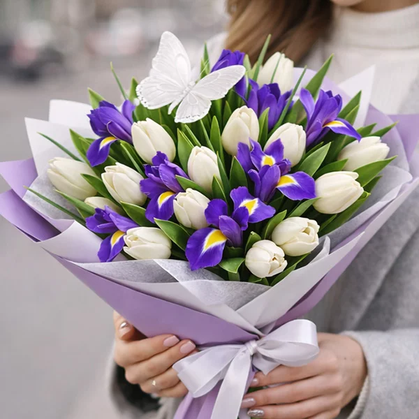 Леди Босс - букет из белых тюльпанов и ирисов