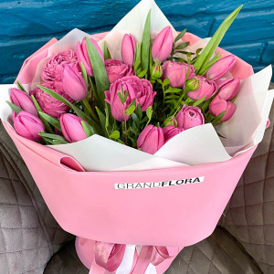 Любимые моменты-букет с розовыми кустовыми розами и тюльпанами